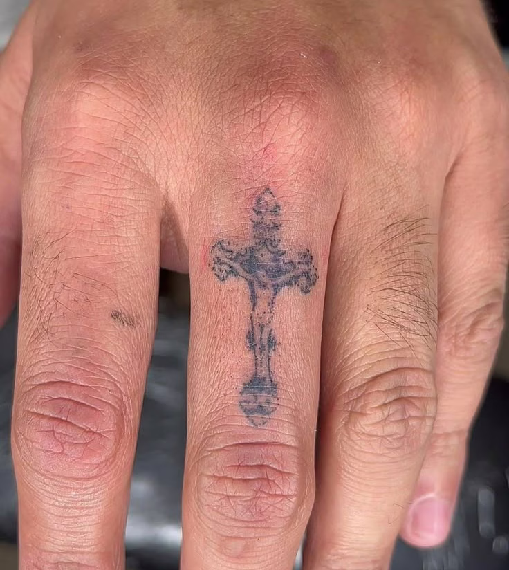 tatuaje cruz fina