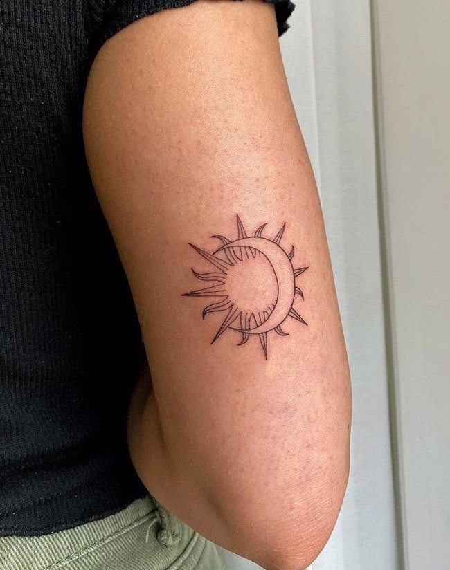 tatuaje sol y luna minimalista