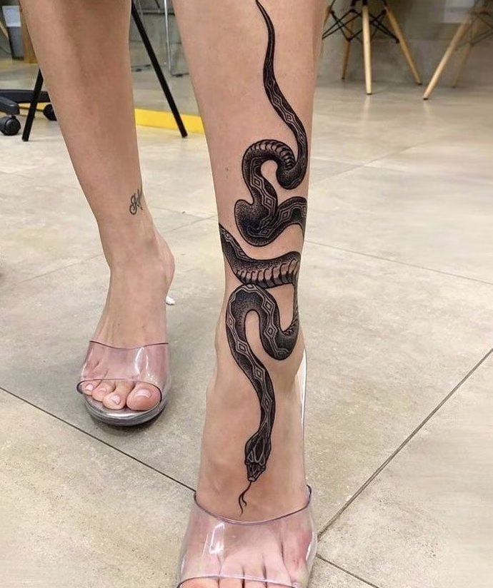 tatuajes serpiente pierna