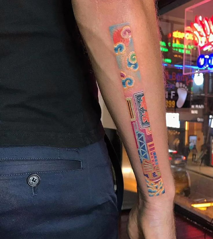 tatuajes a color en el brazo
