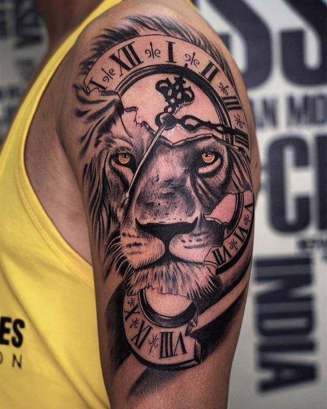tatuaje leon hombro