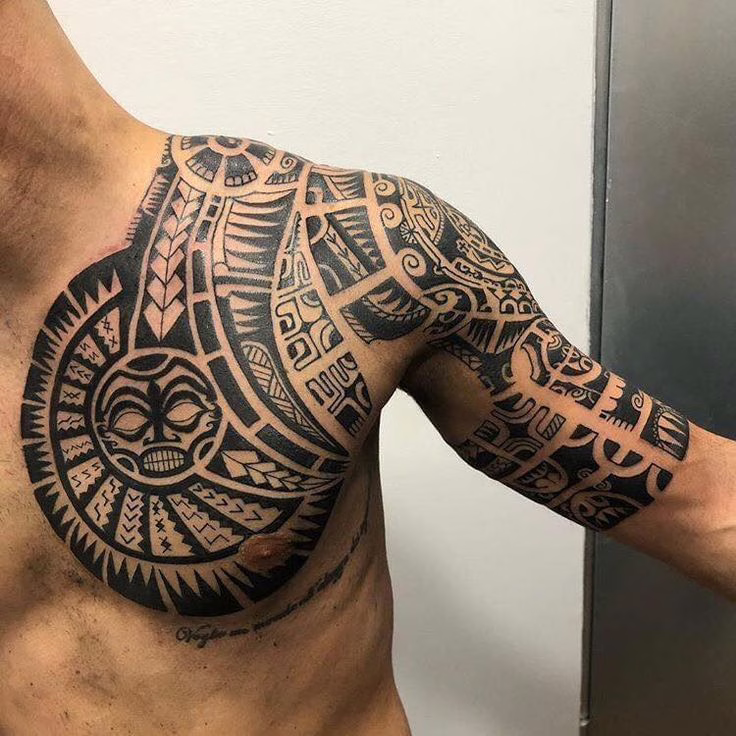 tatuaje maorí hombro