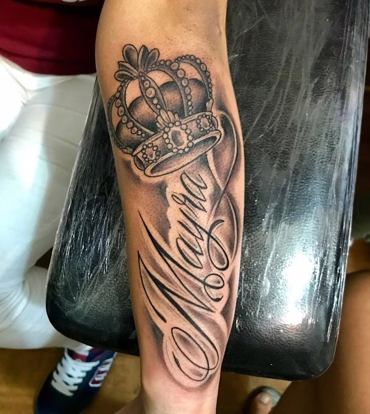 tatuajes de nombres en el brazo