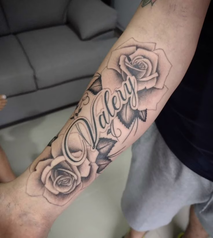 tatuajes de nombres en el brazo