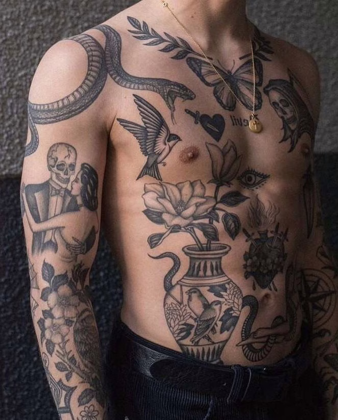 tatuajes pecho hombre old school