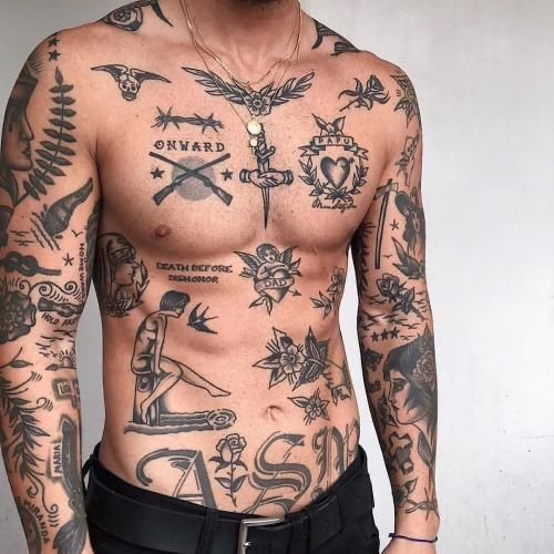 tatuajes pecho hombre old school