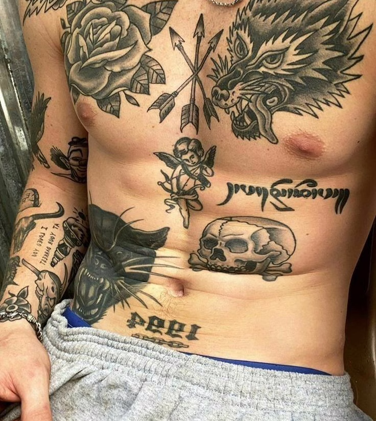 tatuajes pecho hombre old school