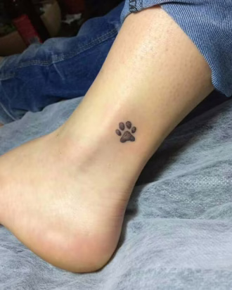 tatuaje huella perro tobillo