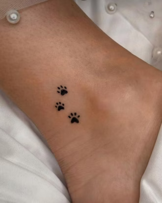 tatuaje huella perro tobillo