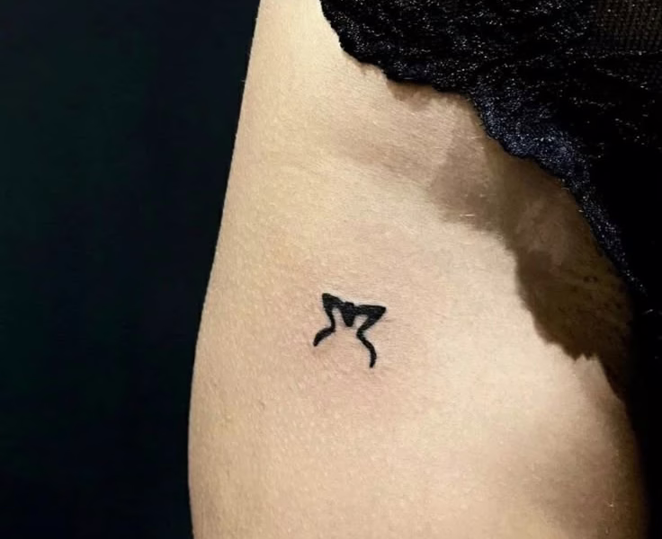 tatuaje de rosalia en la pierna
