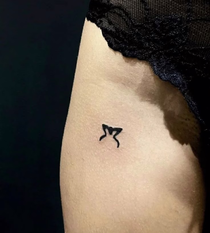 tatuaje de rosalia en la pierna