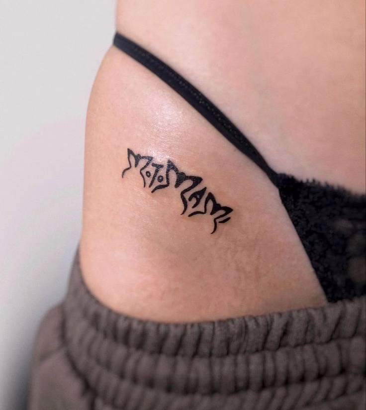 tatuaje de rosalia en la pierna