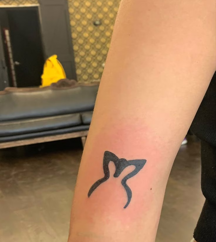 tatuaje de rosalia en la pierna