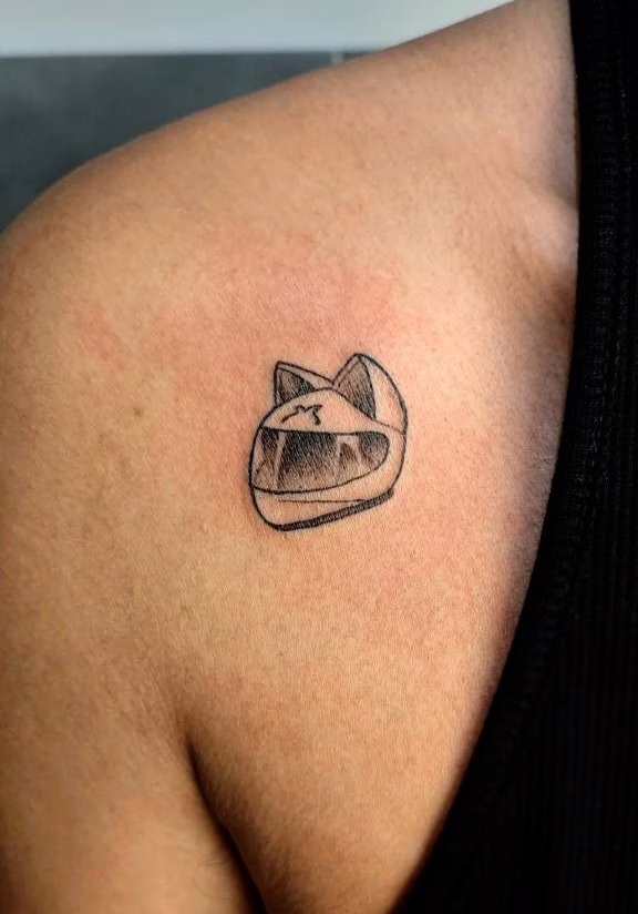tatuaje de rosalia en la pierna