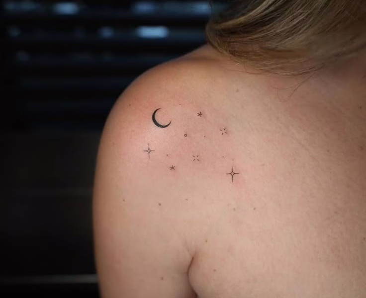 tatuajes de luna en el hombro