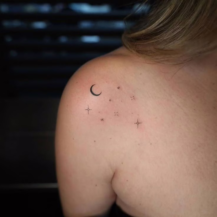 tatuajes de luna en el hombro
