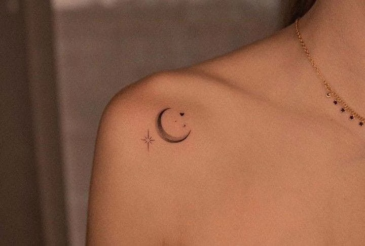 tatuajes de luna en el hombro