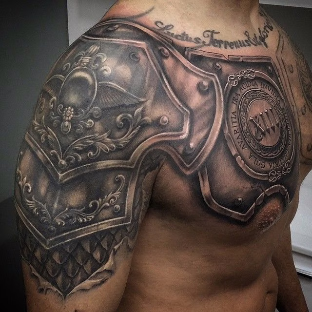 tatuaje armadura hombro