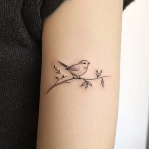 tatuajes en el hombro para mujeres de pajaros