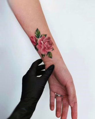 tatuaje rosa realista