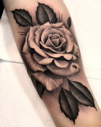 tatuaje rosa realista