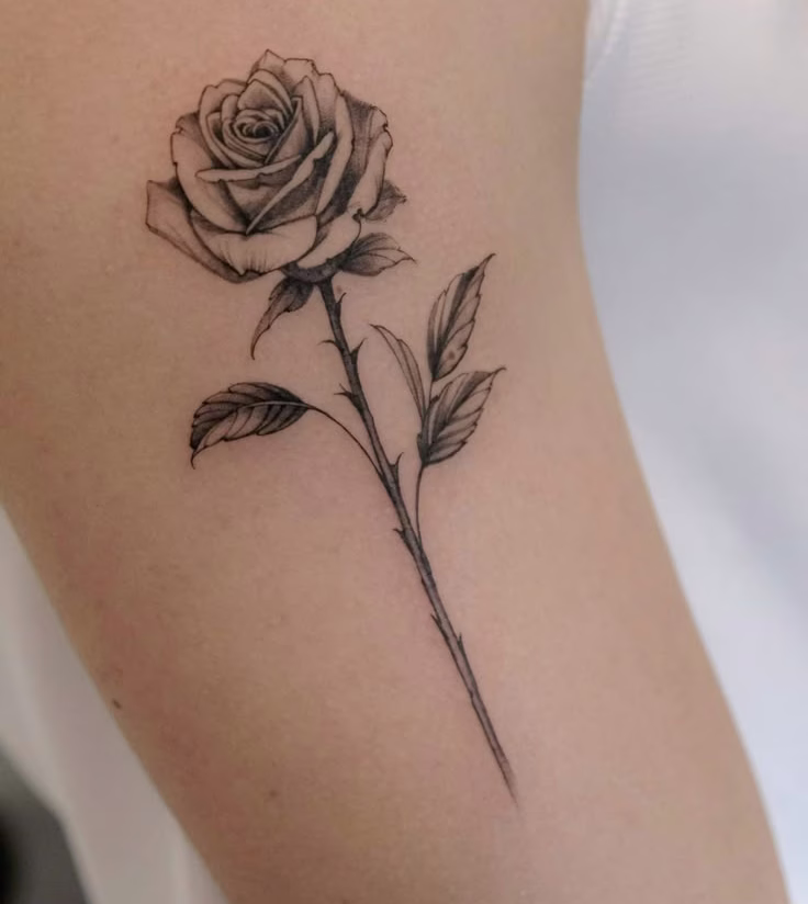 tatuaje rosa realista