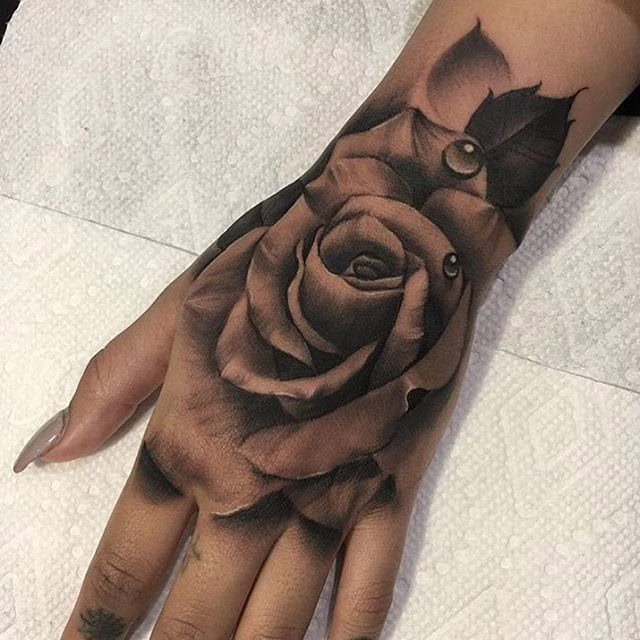tatuajes rosa muñeca